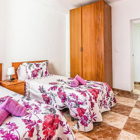 Beautiful Apartment In Cordoba With Kitchenette Exterior photo